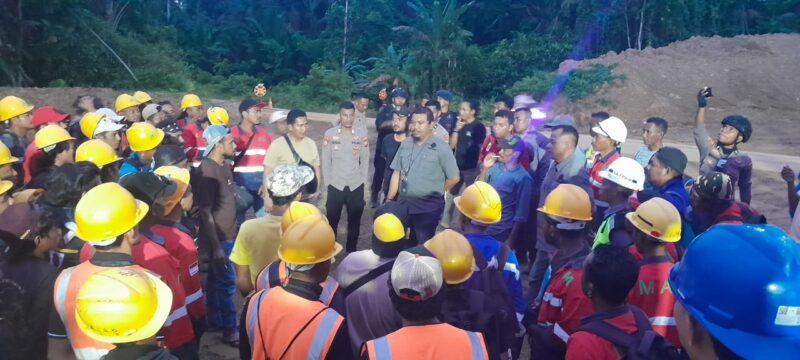 Kepala Bidang Pengawasan Ketenagakerjaan Disnakertrans Malut, Nirwan M. Turuy (posisi tengah berkameja gray navy) turun menemui masa aksi. 