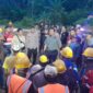 Kepala Bidang Pengawasan Ketenagakerjaan Disnakertrans Malut, Nirwan M. Turuy (posisi tengah berkameja gray navy) turun menemui masa aksi. 