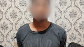 Pelaku pengeroyok yang sempat melarikan diri berhasil diamankan anggota kepolisian bersama warga. 