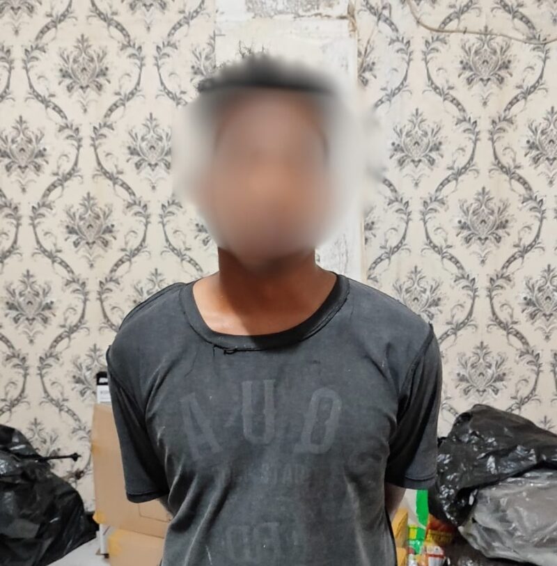 Pelaku pengeroyok yang sempat melarikan diri berhasil diamankan anggota kepolisian bersama warga. 