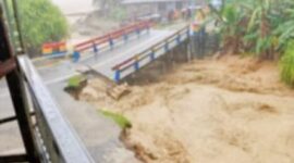 Jembatan Wai Bega terputus diterpa banjir. 