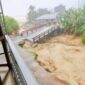 Jembatan Wai Bega terputus diterpa banjir. 
