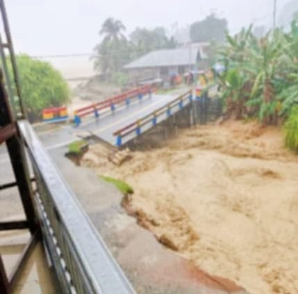 Jembatan Wai Bega terputus diterpa banjir. 
