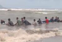 Kondisi ombak di Desa Saria. 