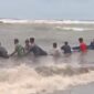 Kondisi ombak di Desa Saria. 