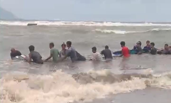 Kondisi ombak di Desa Saria. 