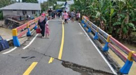 Jembatan ambruk di Desa Bega, Kepulauan Sula. Foto: Am Teapon/marasai.id.