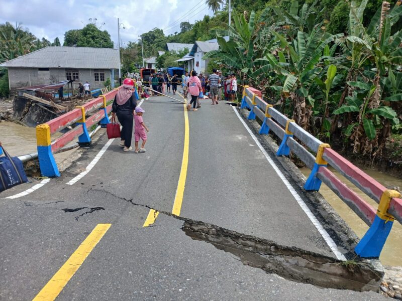 Jembatan ambruk di Desa Bega, Kepulauan Sula. Foto: Am Teapon/marasai.id.