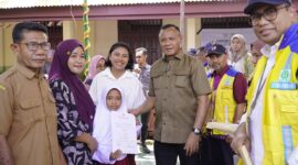Wali Kota Tidore, Muhammad Sinen dan anggota DPR RI, Irine Y. Roba menyerahkan bantuan beasiswa kepada siswa. 