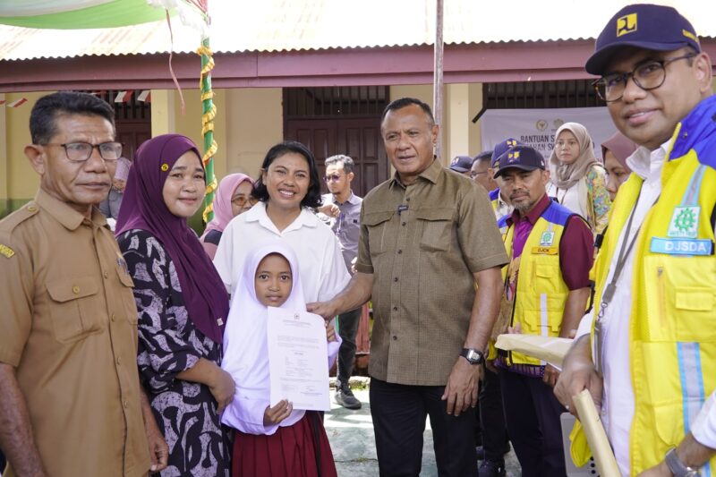 Wali Kota Tidore, Muhammad Sinen dan anggota DPR RI, Irine Y. Roba menyerahkan bantuan beasiswa kepada siswa. 