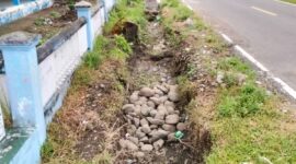 Proyek drainase yang dilaksanakan oleh BPJN yang mangkrak sejak bulan Juni 2025.