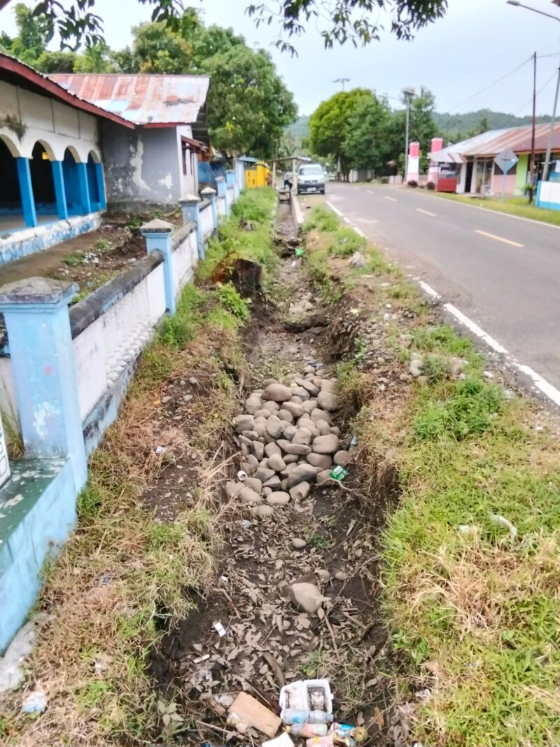 Proyek drainase yang dilaksanakan oleh BPJN yang mangkrak sejak bulan Juni 2025.