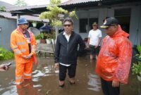 Wakil Wali Kota Tidore, Ahmad Laiman saat memantau rumah warga yang terendam banjir. 