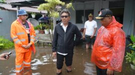 Wakil Wali Kota Tidore, Ahmad Laiman saat memantau rumah warga yang terendam banjir. 