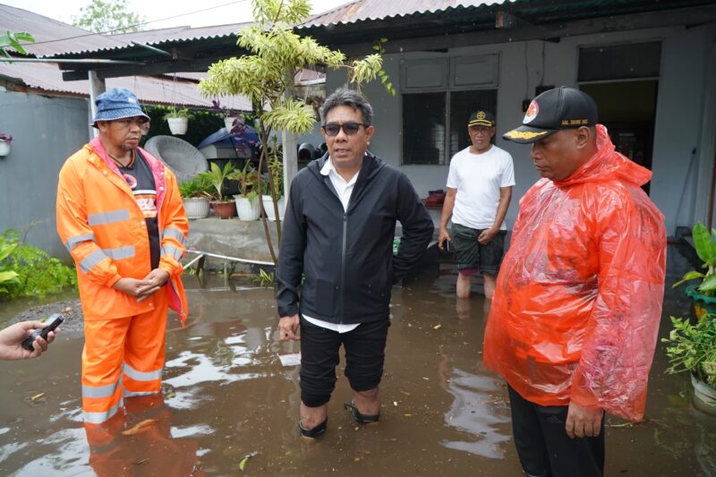 Wakil Wali Kota Tidore, Ahmad Laiman saat memantau rumah warga yang terendam banjir. 