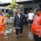 Wakil Wali Kota Tidore, Ahmad Laiman saat memantau rumah warga yang terendam banjir. 