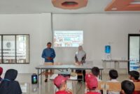 Puluhan siswa SRD 7 Kota Tidore Kepulauan mengikuti paparan materi dari Korwil Pendidikan Kecamatan Oba Utara, Abdullah Salama. 