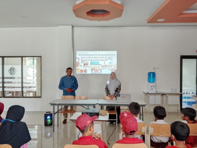 Puluhan siswa SRD 7 Kota Tidore Kepulauan mengikuti paparan materi dari Korwil Pendidikan Kecamatan Oba Utara, Abdullah Salama. 