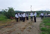 Wakil Bupati, M. Saleh Marasabessy bersama Sekretaris Daerah, Muhlis Soamole, Asisten II, Abdi Umagapi, dan Organisasi Perangkat Daerah (OPD) teknis untuk meninjau lokasi/lahan di Waikalopa secara langsung.
