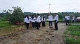 Wakil Bupati, M. Saleh Marasabessy bersama Sekretaris Daerah, Muhlis Soamole, Asisten II, Abdi Umagapi, dan Organisasi Perangkat Daerah (OPD) teknis untuk meninjau lokasi/lahan di Waikalopa secara langsung.