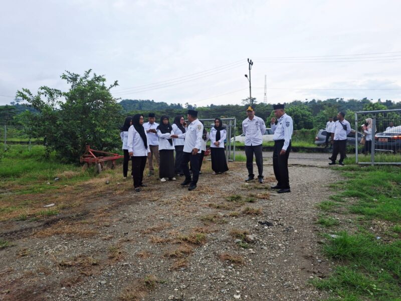 Wakil Bupati, M. Saleh Marasabessy bersama Sekretaris Daerah, Muhlis Soamole, Asisten II, Abdi Umagapi, dan Organisasi Perangkat Daerah (OPD) teknis untuk meninjau lokasi/lahan di Waikalopa secara langsung.