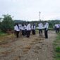 Wakil Bupati, M. Saleh Marasabessy bersama Sekretaris Daerah, Muhlis Soamole, Asisten II, Abdi Umagapi, dan Organisasi Perangkat Daerah (OPD) teknis untuk meninjau lokasi/lahan di Waikalopa secara langsung.