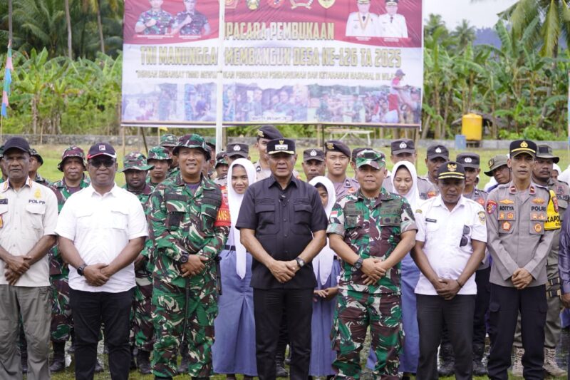 Wali Kota Tidore Muhammad Sinen dan Komandan Kodim 1505/Tidore, Letkol Inf Wahyu Widya Sasono, selaku Dansatgas TMMD bersama masyarakat.