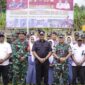 Wali Kota Tidore Muhammad Sinen dan Komandan Kodim 1505/Tidore, Letkol Inf Wahyu Widya Sasono, selaku Dansatgas TMMD bersama masyarakat.