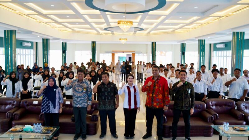 Gubernur Sherly Tjoanda Laos memberikan arahan dan motivasi kepada para calon pekerja migran saat membuka kegiatan pelatihan di aula BPVP Ternate. 