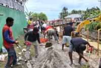 BPBD bersama warga gotong royong bangun tanggul penahan banjir.