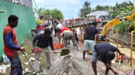 BPBD bersama warga gotong royong bangun tanggul penahan banjir.