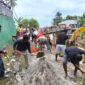 BPBD bersama warga gotong royong bangun tanggul penahan banjir.
