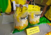 Beras pada pasar murah yang diselenggarakan oleh Dinas Ketahanan pangan Kabupaten Kepulauan Sula. 