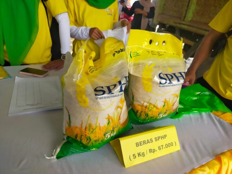 Beras pada pasar murah yang diselenggarakan oleh Dinas Ketahanan pangan Kabupaten Kepulauan Sula. 