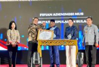 Menhum RI, Supratman Andi Atas memberikan penghargaan kepada Bupati Sula yang diwakili Asisten III Bidang Administrasi dan Kepegawaian Setda Kepulauan Sula, H. Zaidun, yang hadir mewakili Bupati. 