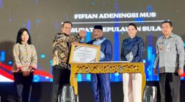 Menhum RI, Supratman Andi Atas memberikan penghargaan kepada Bupati Sula yang diwakili Asisten III Bidang Administrasi dan Kepegawaian Setda Kepulauan Sula, H. Zaidun, yang hadir mewakili Bupati. 
