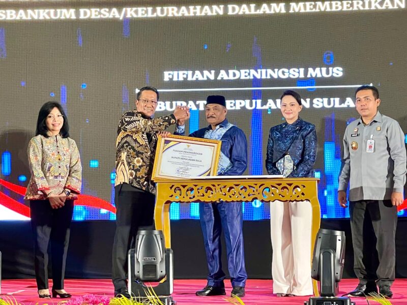 Menhum RI, Supratman Andi Atas memberikan penghargaan kepada Bupati Sula yang diwakili Asisten III Bidang Administrasi dan Kepegawaian Setda Kepulauan Sula, H. Zaidun, yang hadir mewakili Bupati. 