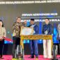 Menhum RI, Supratman Andi Atas memberikan penghargaan kepada Bupati Sula yang diwakili Asisten III Bidang Administrasi dan Kepegawaian Setda Kepulauan Sula, H. Zaidun, yang hadir mewakili Bupati. 