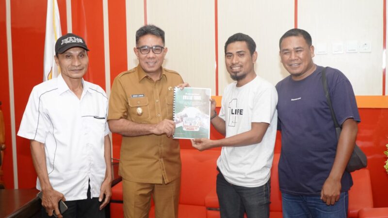 Ketua KWATAK menyerahkan rekomendasi kepada Wakil Wali Kota Tidore. 