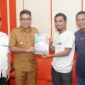 Ketua KWATAK menyerahkan rekomendasi kepada Wakil Wali Kota Tidore. 