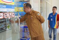 Pelepasan plang penyegelan oleh Staf Ahli Wali Kota Bidang Ekonomi, Pembangunan, dan Keuangan, Abdul Hakim Adjam, bersama sejumlah pejabat terkait. 