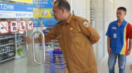 Pelepasan plang penyegelan oleh Staf Ahli Wali Kota Bidang Ekonomi, Pembangunan, dan Keuangan, Abdul Hakim Adjam, bersama sejumlah pejabat terkait. 