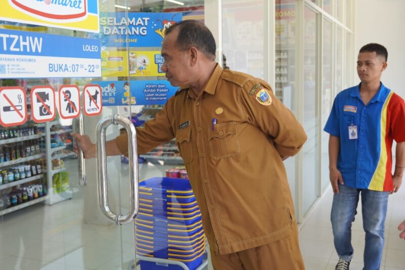 Pelepasan plang penyegelan oleh Staf Ahli Wali Kota Bidang Ekonomi, Pembangunan, dan Keuangan, Abdul Hakim Adjam, bersama sejumlah pejabat terkait. 