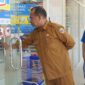 Pelepasan plang penyegelan oleh Staf Ahli Wali Kota Bidang Ekonomi, Pembangunan, dan Keuangan, Abdul Hakim Adjam, bersama sejumlah pejabat terkait. 