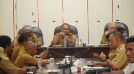 Staf Ahli Wali Kota Bidang Ekonomi, Pembangunan dan Keuangan, Abdul Hakim Adjam pimpin rapat TAPD terkait evaluasi gerakan pangan murah. 
