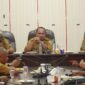 Staf Ahli Wali Kota Bidang Ekonomi, Pembangunan dan Keuangan, Abdul Hakim Adjam pimpin rapat TAPD terkait evaluasi gerakan pangan murah. 