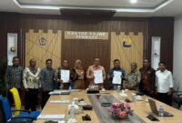 Sekda Sula, Muhlis Soamole bersama sejumlah kepala daerah melakukan tanda tangan perjanjian kerjasama dengan DJP dan DJPK.