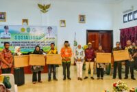 Bupati Fifian menyerahkan bantuan Starlink kepada sejumlah sekolah dan kantor camat. (Dokumentasi: Diskominfo)