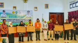 Bupati Fifian menyerahkan bantuan Starlink kepada sejumlah sekolah dan kantor camat. (Dokumentasi: Diskominfo)