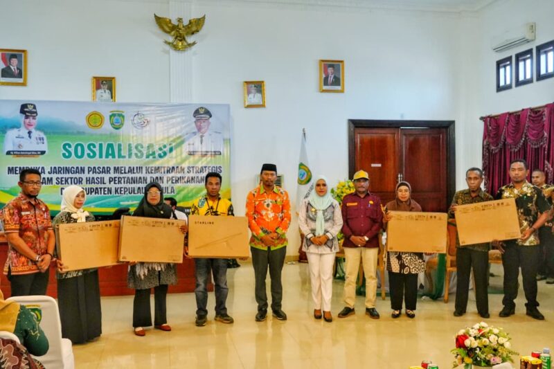Bupati Fifian menyerahkan bantuan Starlink kepada sejumlah sekolah dan kantor camat. (Dokumentasi: Diskominfo)